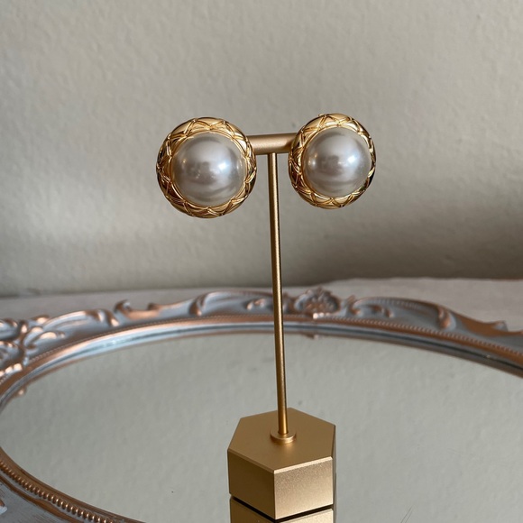 Vintage Gold Pearl Round Clip Earrings - Picture 1 of 4